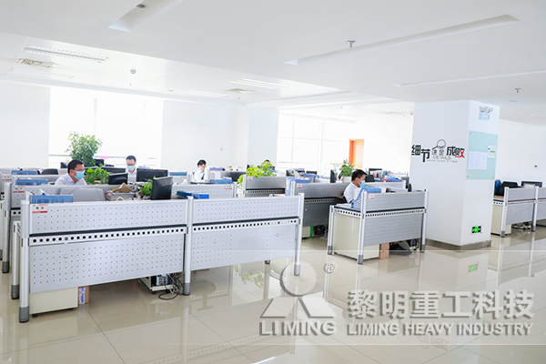 空曠的辦公室里，大家遙遙相望，互相“罩”顧