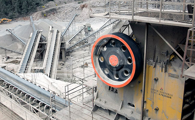 顎式破碎機(jī)破碎花崗巖現(xiàn)場(chǎng) 顎式破碎機(jī)破碎花崗巖現(xiàn)場(chǎng)